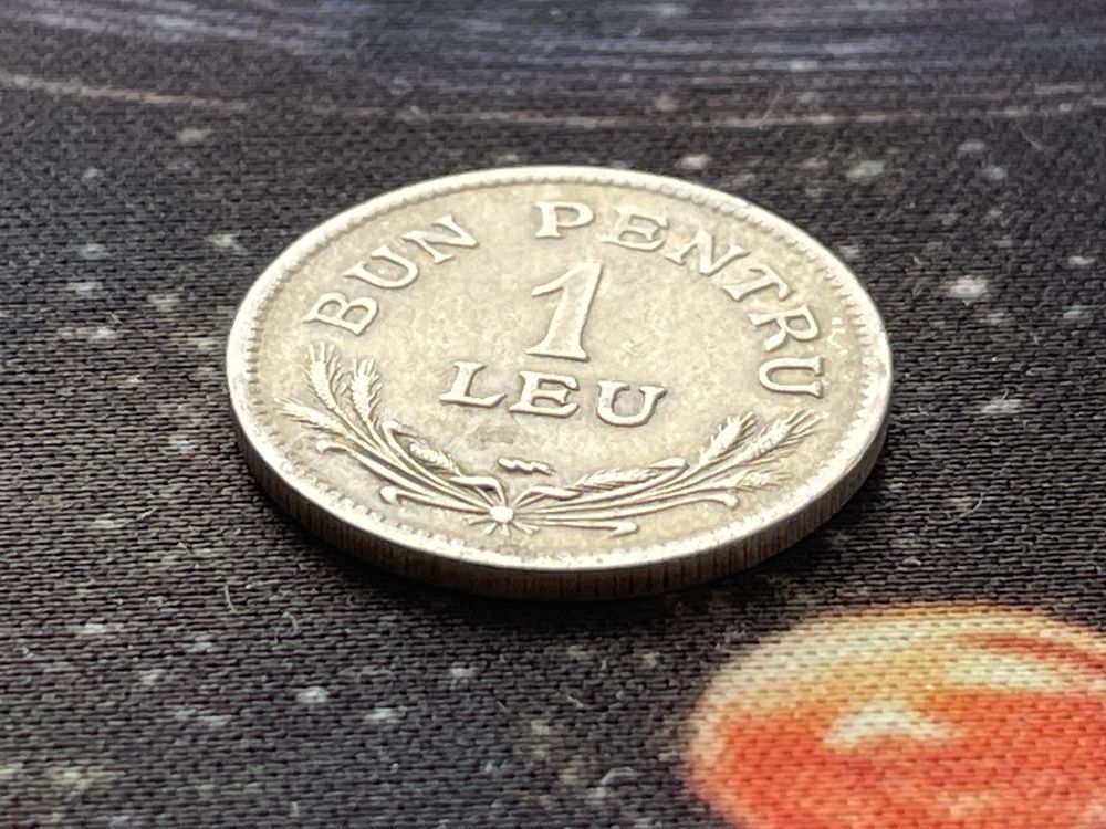 Monede de 1 leu si una de 50 lei