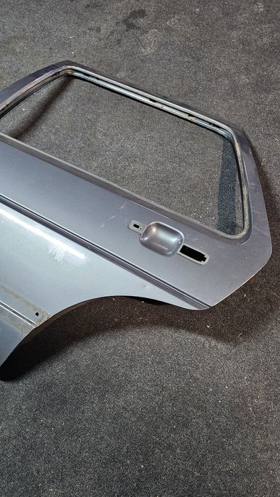 Usa originala Volkswagen Golf 2 / Jetta 2 (model 4usi)

Stare buna
Se