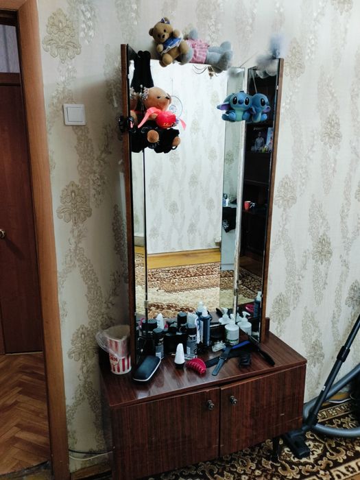 Продам трюмо с тремя зеркалами и полками для хранения вещей