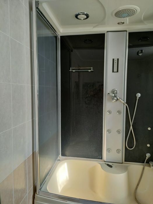 Стекло, двери для душевой кабины