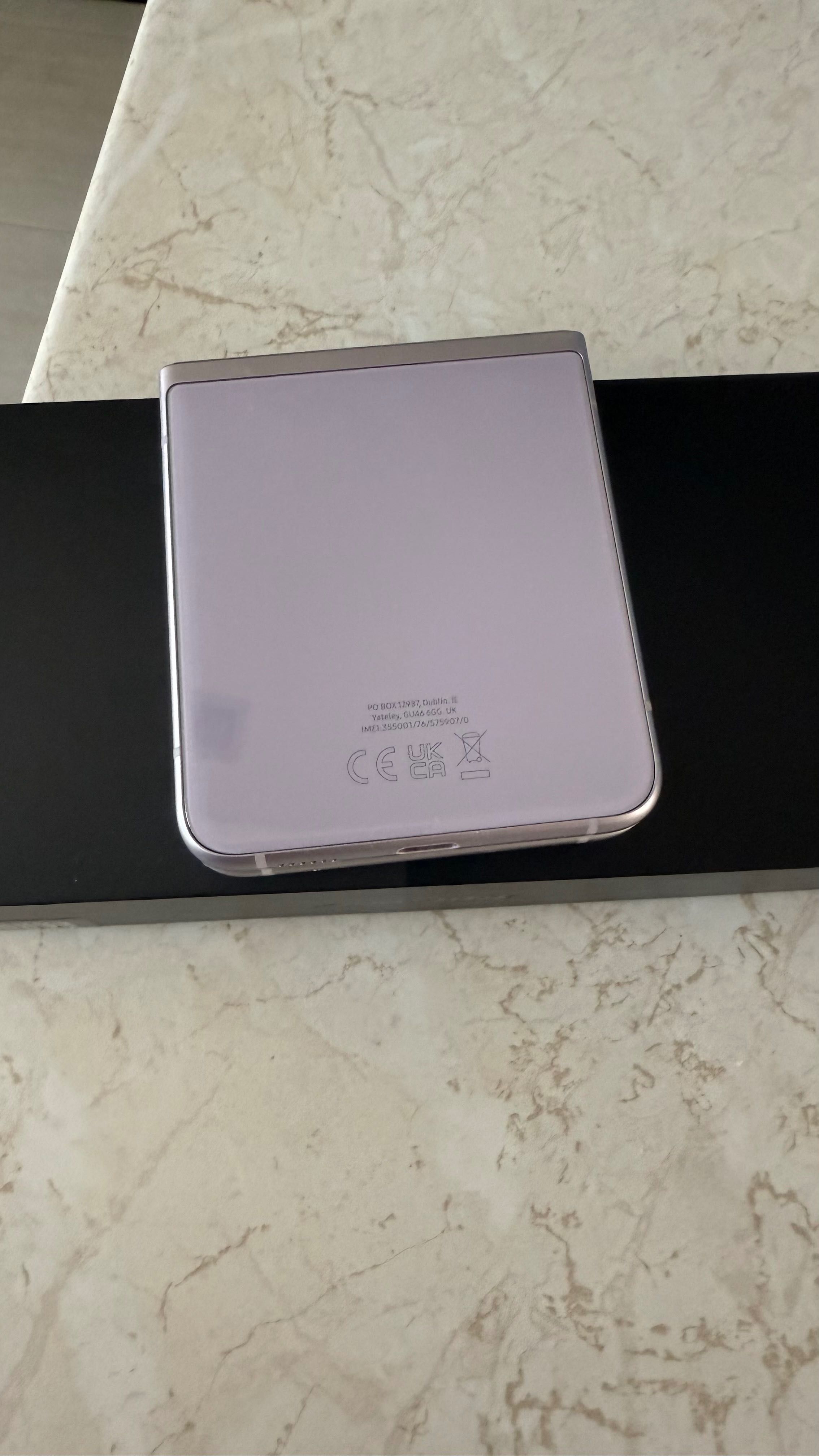 Продавам Samsung Galaxy Z Flip3  5G  128 gb