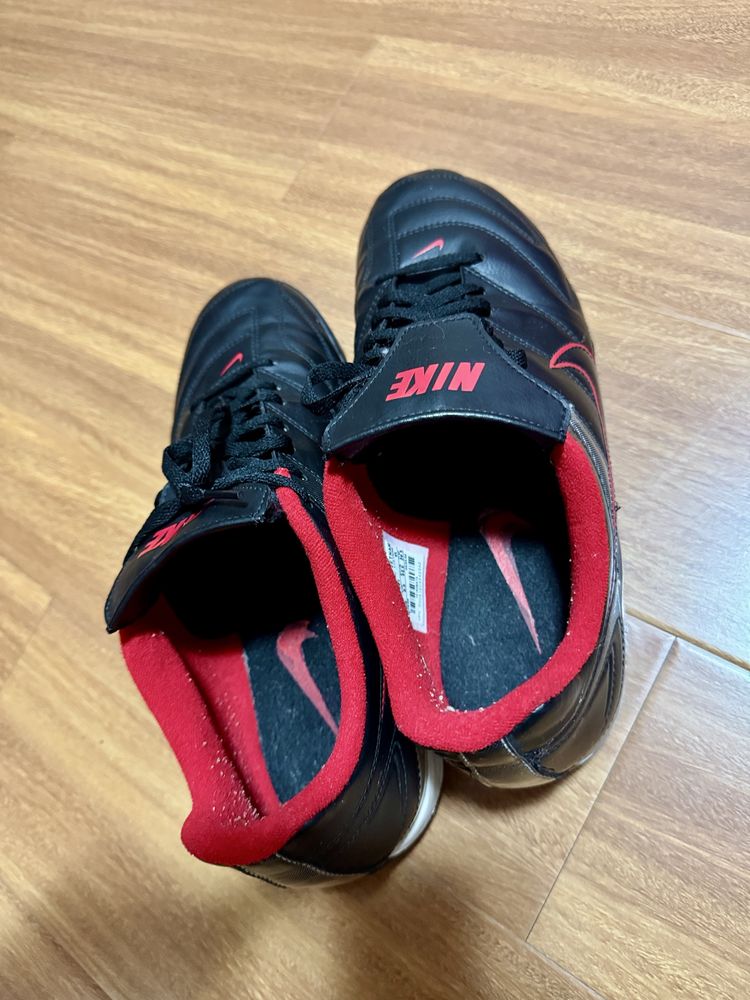 Pantofi sport NIKE fotbal. Marimea 44. Impecabili.