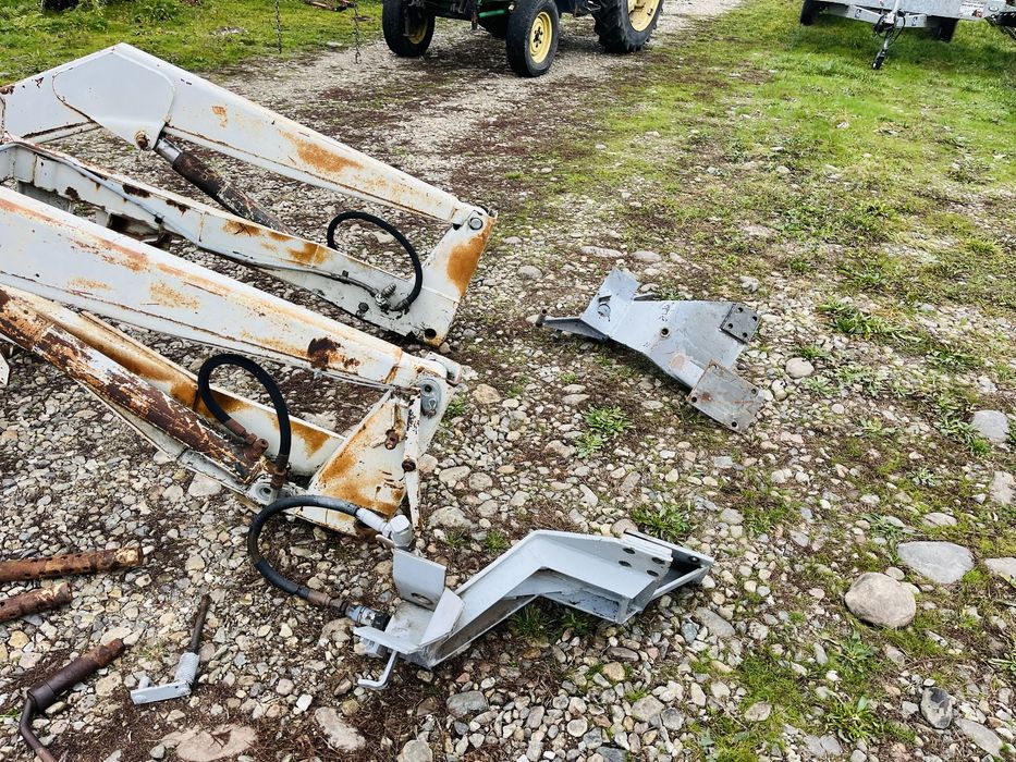 Incarcator frontal, brat cu cilindri hidraulici si suport Hauer cupa