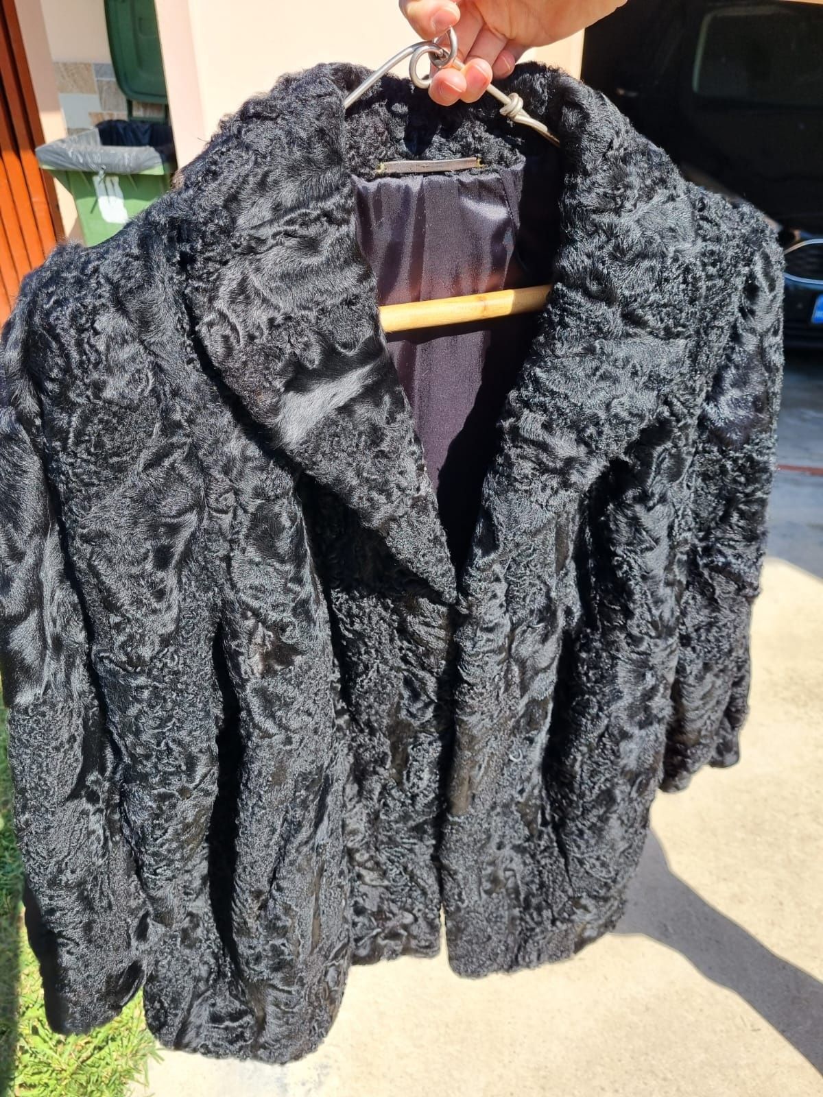 Haina de blana, dama, neagra, scurta, din picioruse de karakul, noua.
