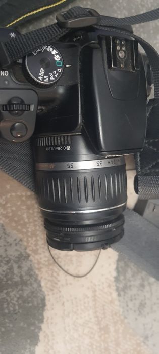 Aparate photo Nikon D3100 și Canon Eos