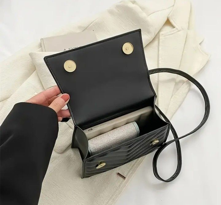 Geanta mini damă/model Vltn logo metalic auriu