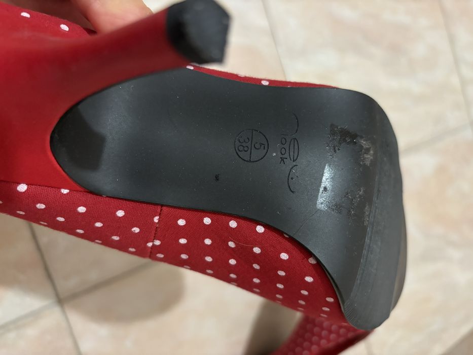 Елегантни обувки на ток 38