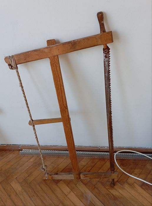 Fierăstrău cu sfoara și cadru de lem