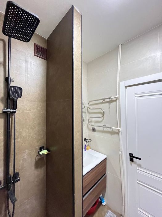 Продаётся 3х комнатная переделанная в 4х комнатную