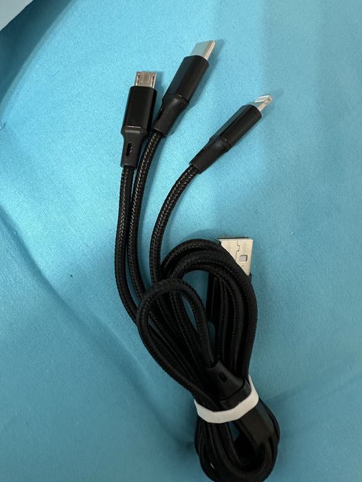 Cablu usb cu 3 iesiri si anume tip C, micro usb si pentru iphone