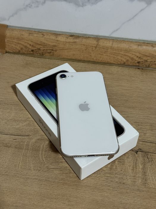iPhone SE 2022 • 128 ГБ • в элегантном белом цвете.