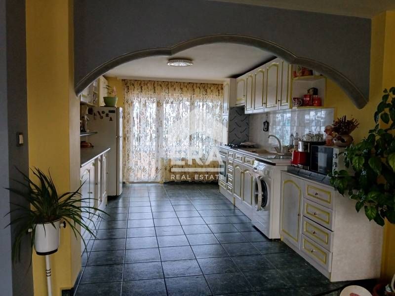 Мезонет в тухлена сграда в район Ритуална зала за продажба, с площ 148