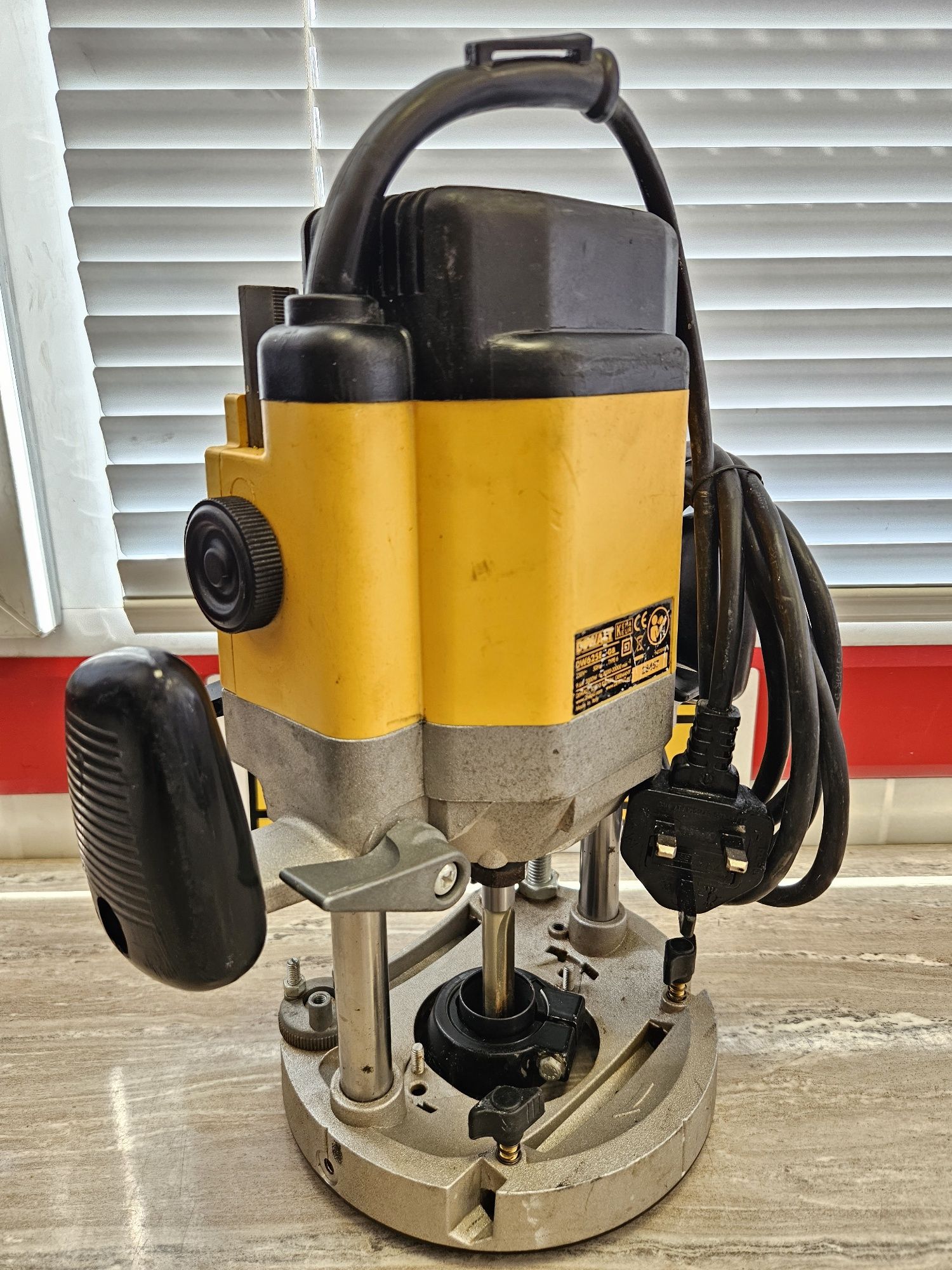Dewalt Оберфреза DW625E-GB