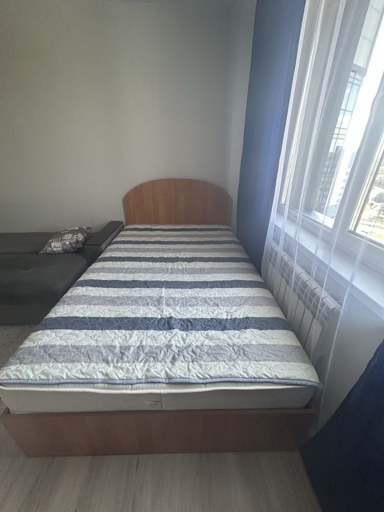 Кровать с матрасом