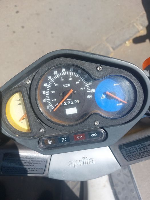 Dau spre vanzare 2 scutare aprillia  cu motoare de 49 si seturi de 80