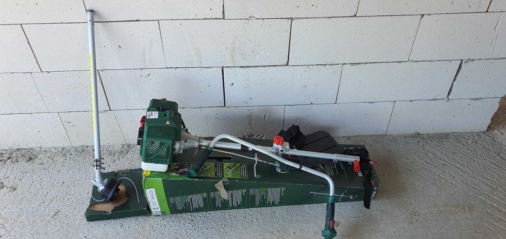 Vand motocoasa pe benzina