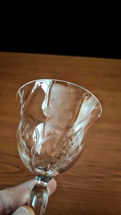 3 красиви и нежни кристални чаши за вино