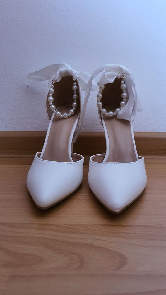 Pantofi albi eleganți