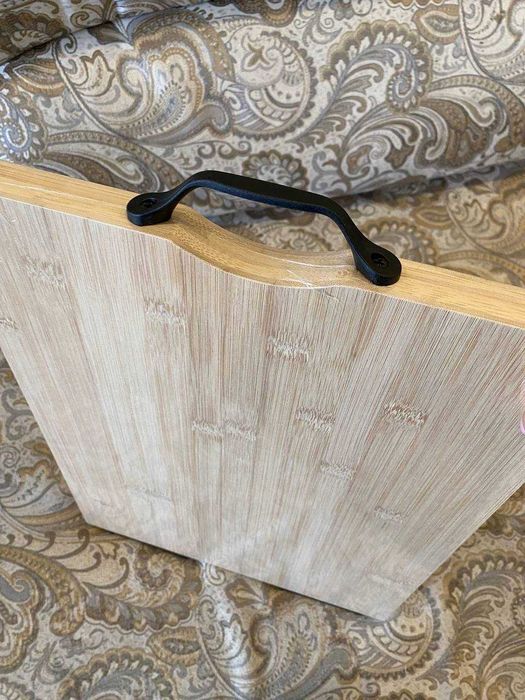 Бамбуковая кухонная доска с ручкой и ножками