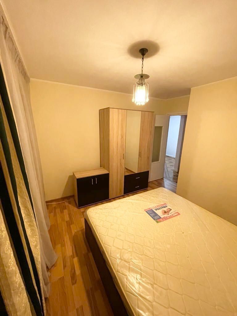 Închiriez apartament cu 3 camere, decomandat