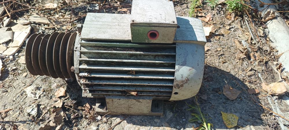 Vând motoare trifazice