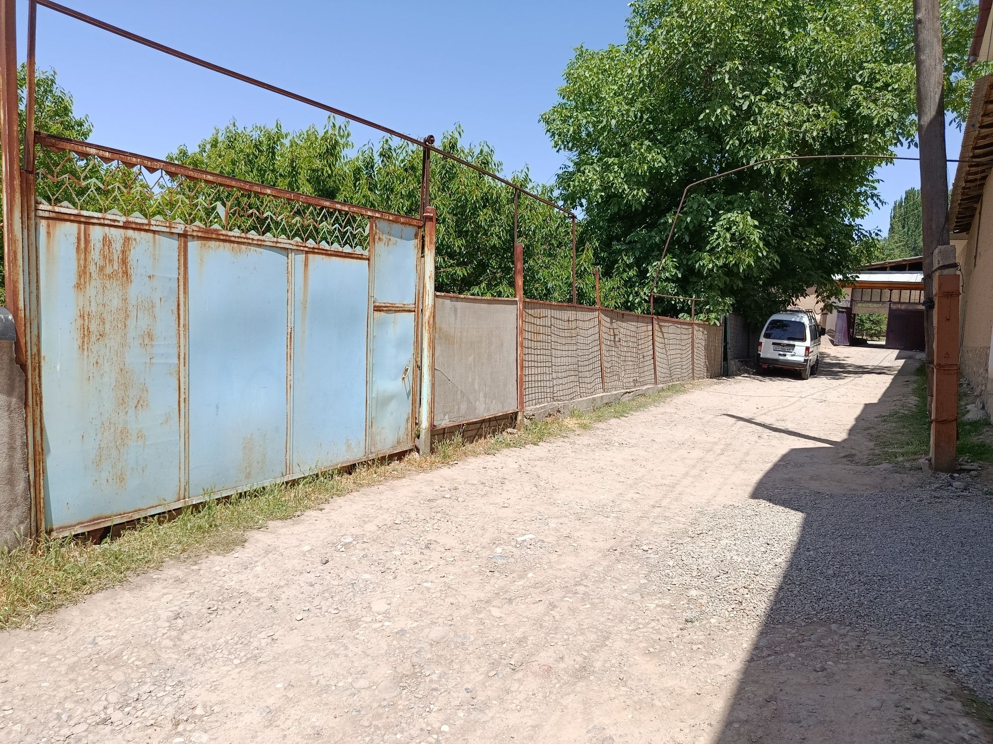 PARKENT tumani XISORAK qishlog'ida UY  SOTILADI.