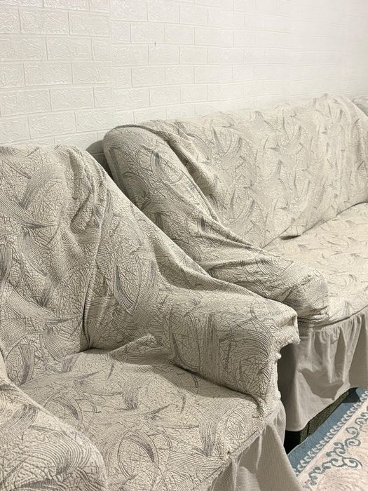 Диван сатылады. 1 үлкен , 2 кіші крнслосы бар