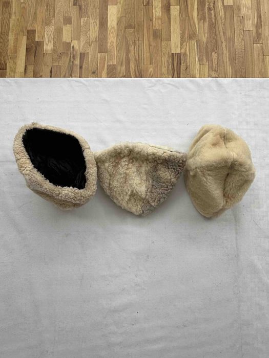 Калпаци - бели, естествена кожа