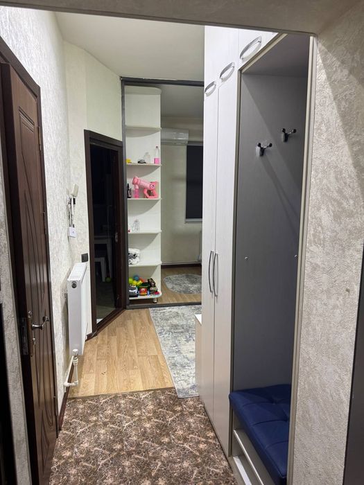 Срочна сотилади. 1 хона  Янгиҳаёт метро 3-бекат