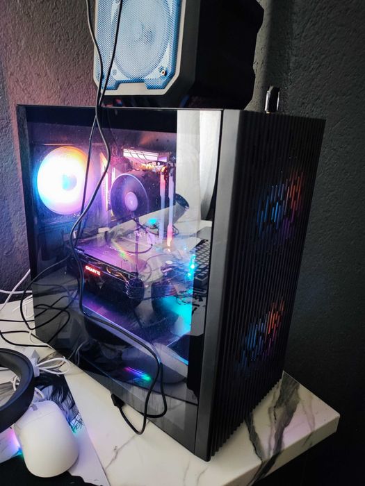 Продавам геймърски компютър Ryzen 5 5600