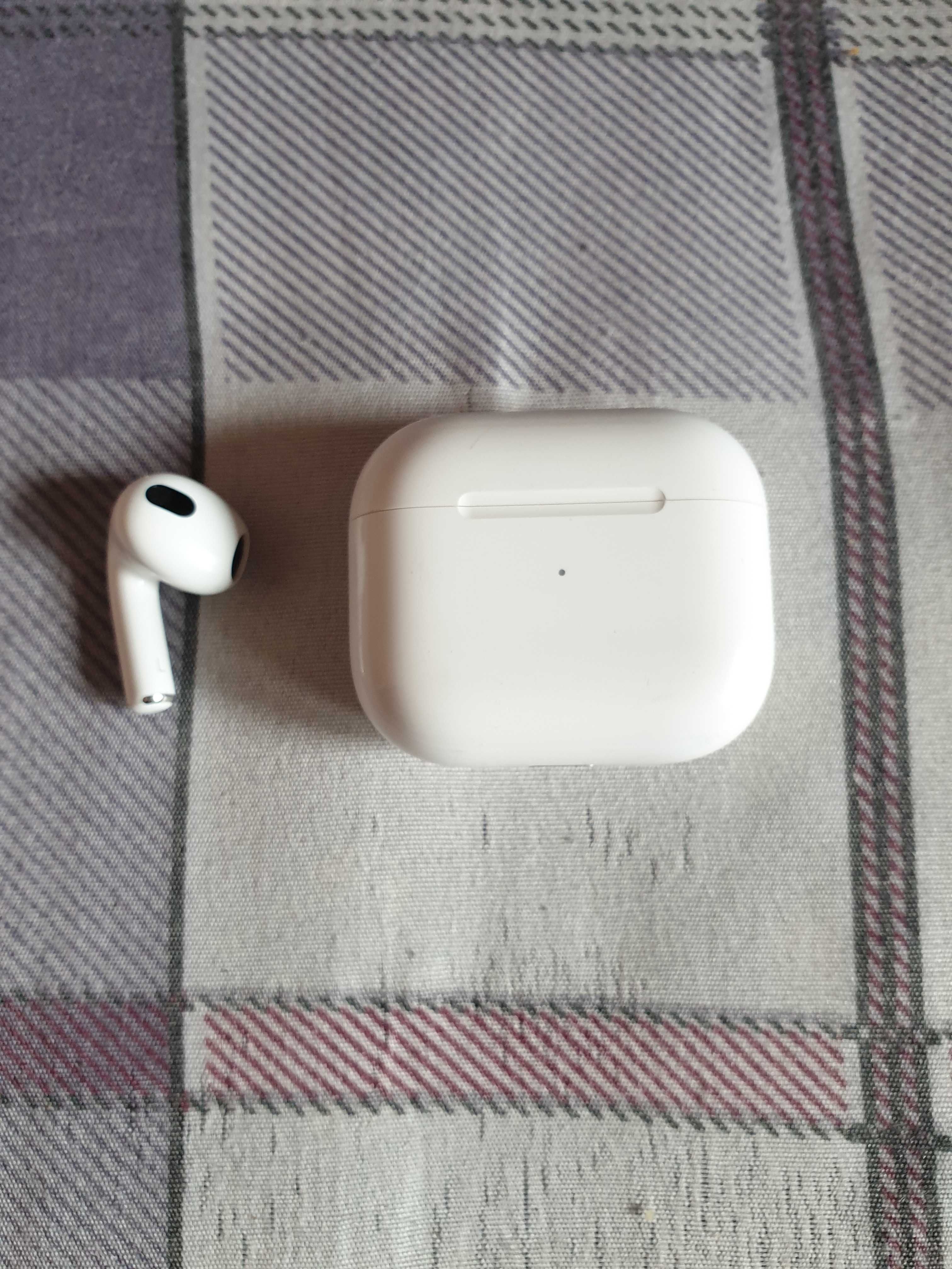 Продам оригинальные блютус наушники  airpods 3