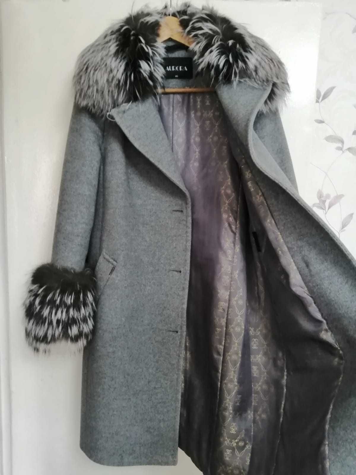 Продам зимнее пальто с натуральным мехом