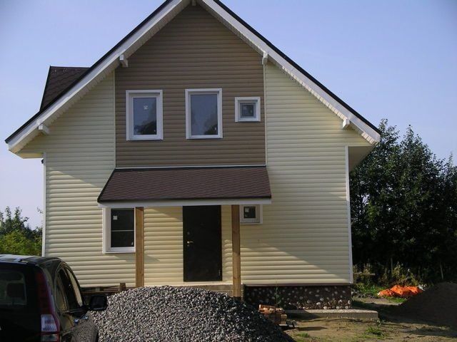 Case pe structură metalică cu panouri sandwich