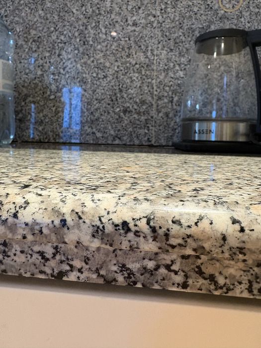 Кухня в отлином состоянии вместе с камнем