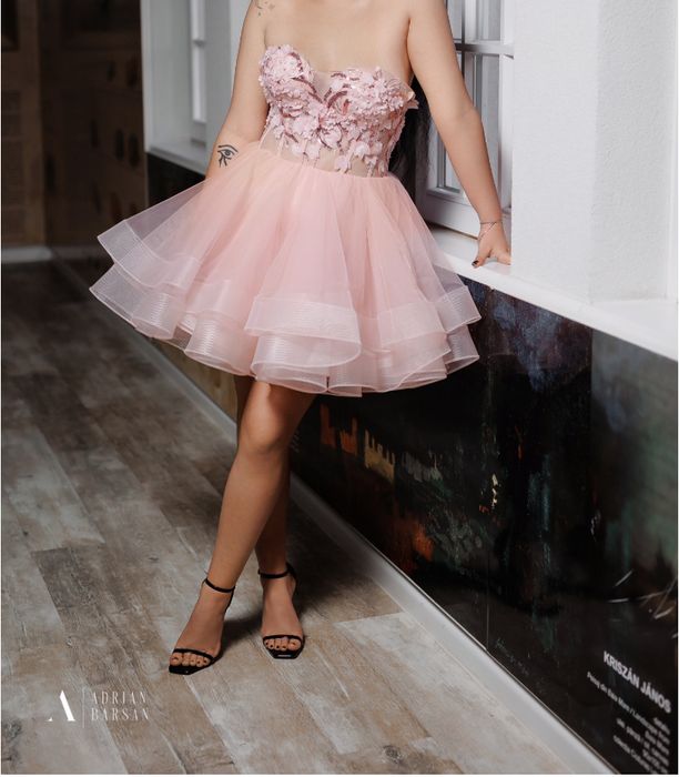 Rochie scurtă de seară.