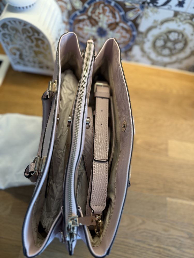 Дамска чанта Guess
