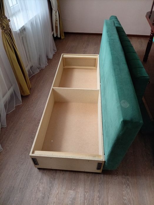 Продам два дивана состояние среднее. Длина дивана 2 метра