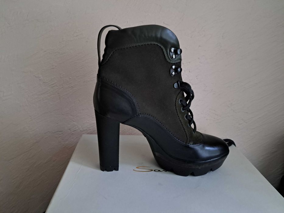 Продам новые  ботильоны фирмы Santoni