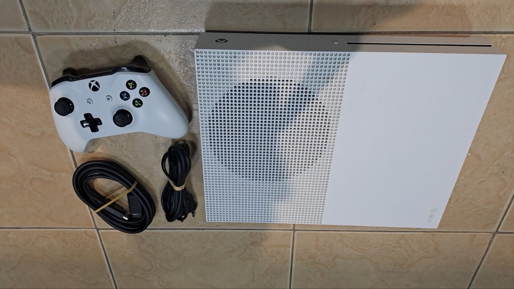 Xbox ONE 1TB без джойстик+4вградени игри-330лв