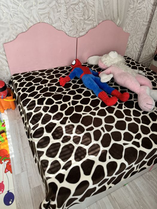 2 кровати для девочек с встроенными полочками