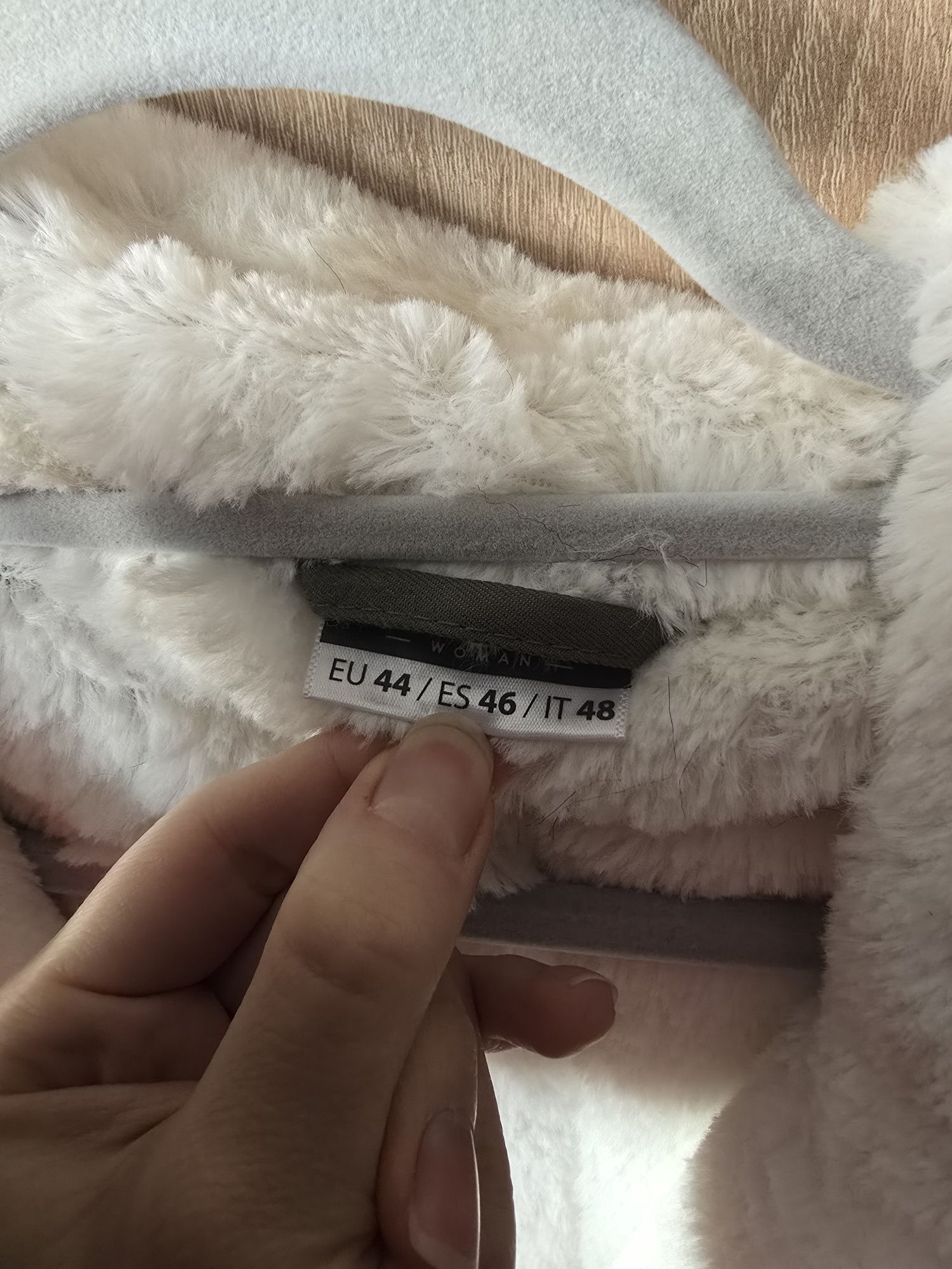 Geaca dama groasa cu blana noua mărimea 44 cu gluga