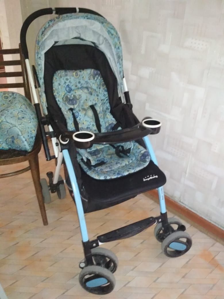 Коляска Sage Baby. В подарок Памперсы стол  стульчик игрушки вещи и др