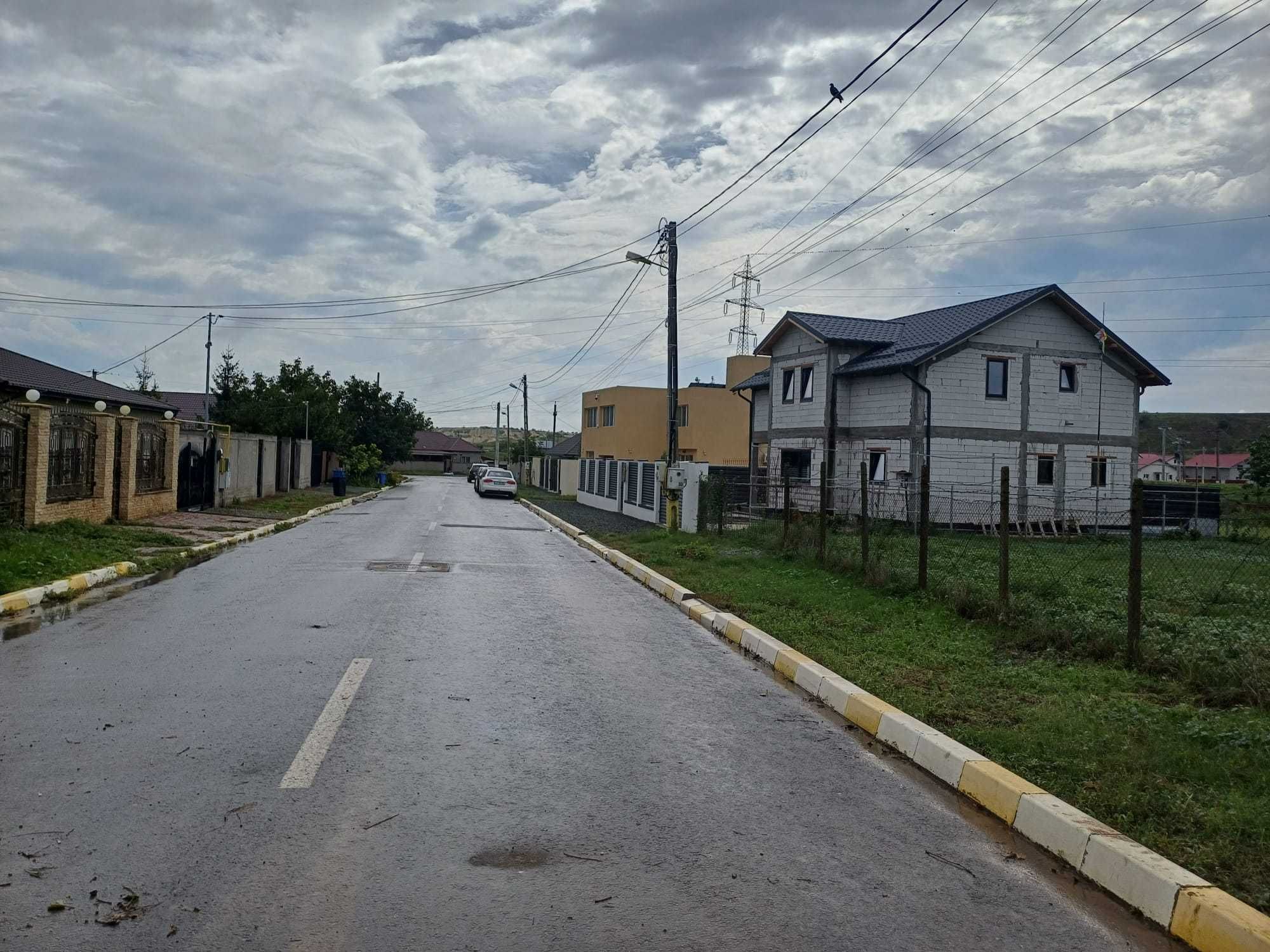 Valu lui Traian – 2 terenuri de 500 mp, cu livadă și utilități!