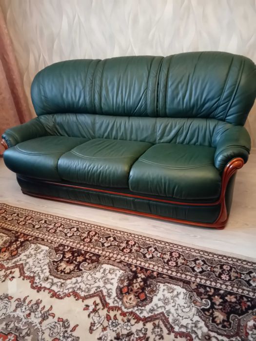 Canapele  pele naturală combinată cu lemn cireș.