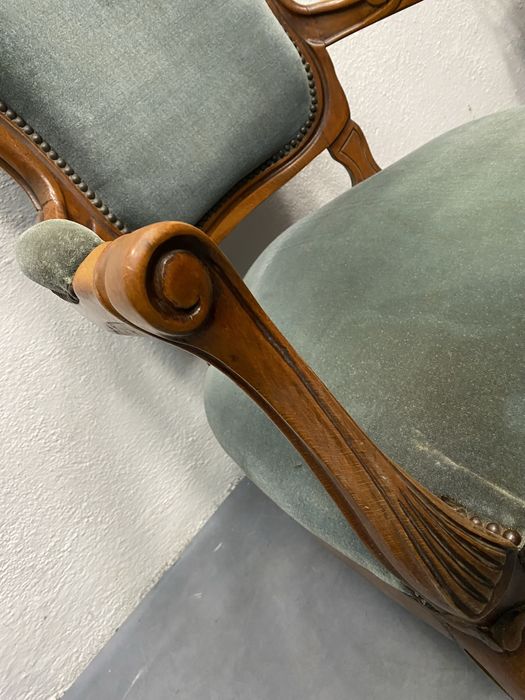 Френски старинен стол кресло фотьойл в стил Луи XV от масивно дърво