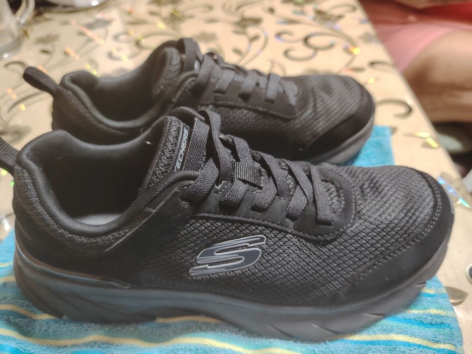 Vînd o pereche adidas skechers