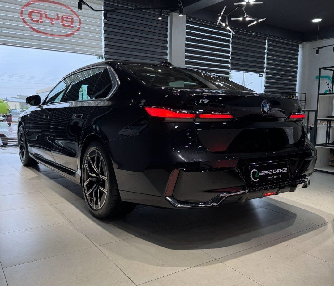 BMW I7 eDrive 50L Leading