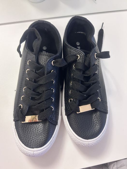 Vand adidasi tip sneakers