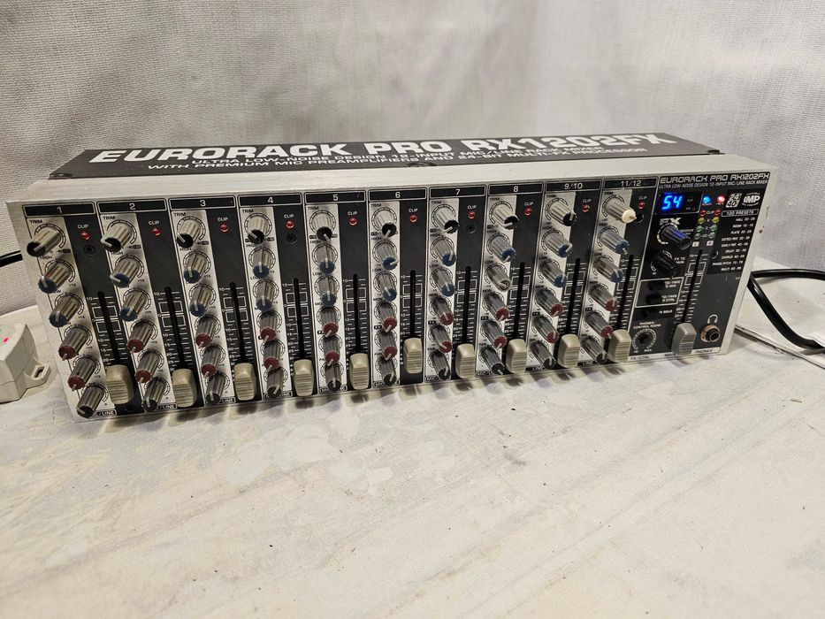 Mixer Behringer Eurorack Pro RX1202FX cu efecte