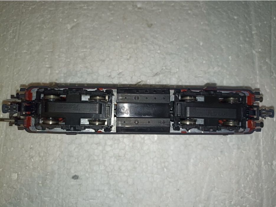 Locomotiva roco BR 215
Lumini frontale
Mufă pentru decodor digital
Tra